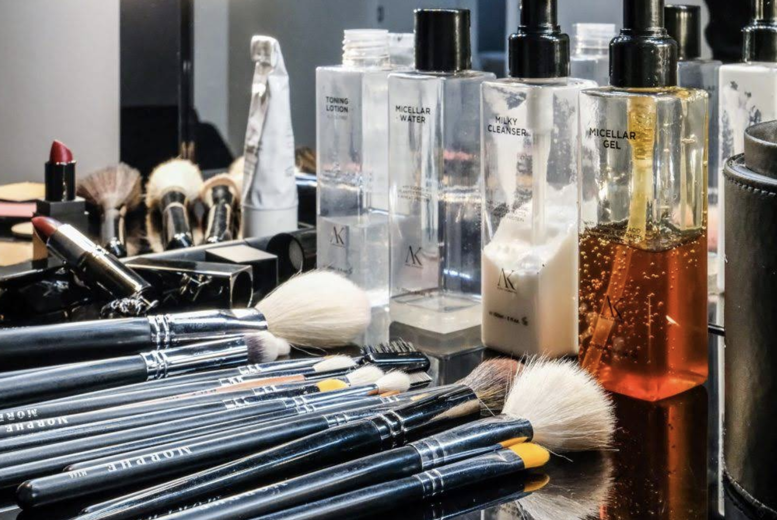 Postazione trucco con specchi hollywoodiani